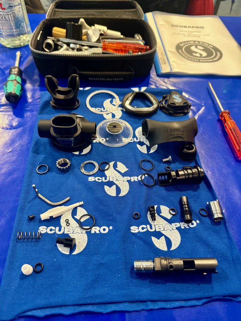 - diveXellence Equipment Specialty diveXellence Tauchschule Ulm Atemregler Revision Wartung BCD Computer Trocki