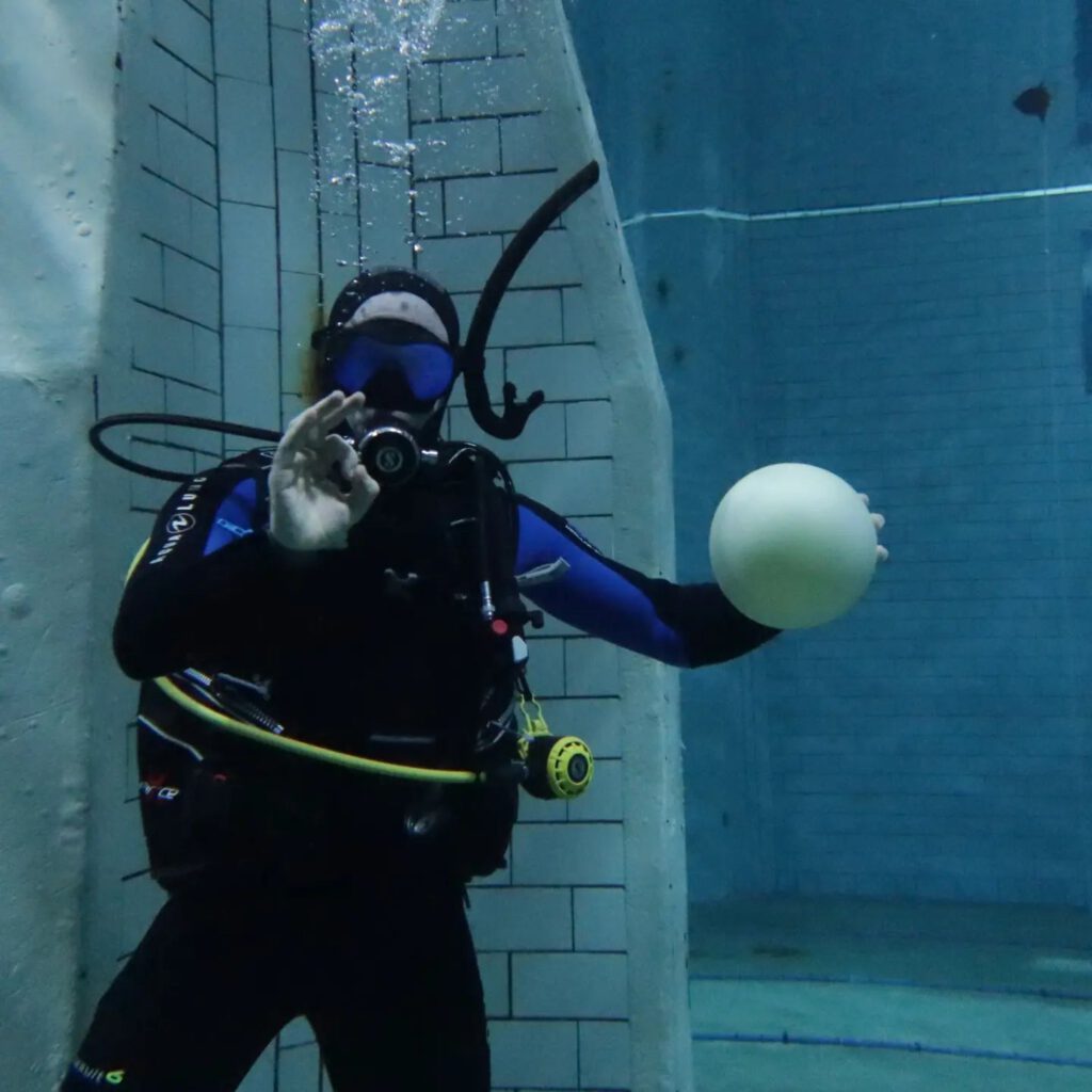 Ausflug in's Divers Indoor Tauchschule Um diveXellence Unterwasserspiele Tarierung